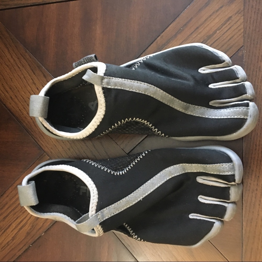 Fila Skele-Toes Size 6 Black/Gray